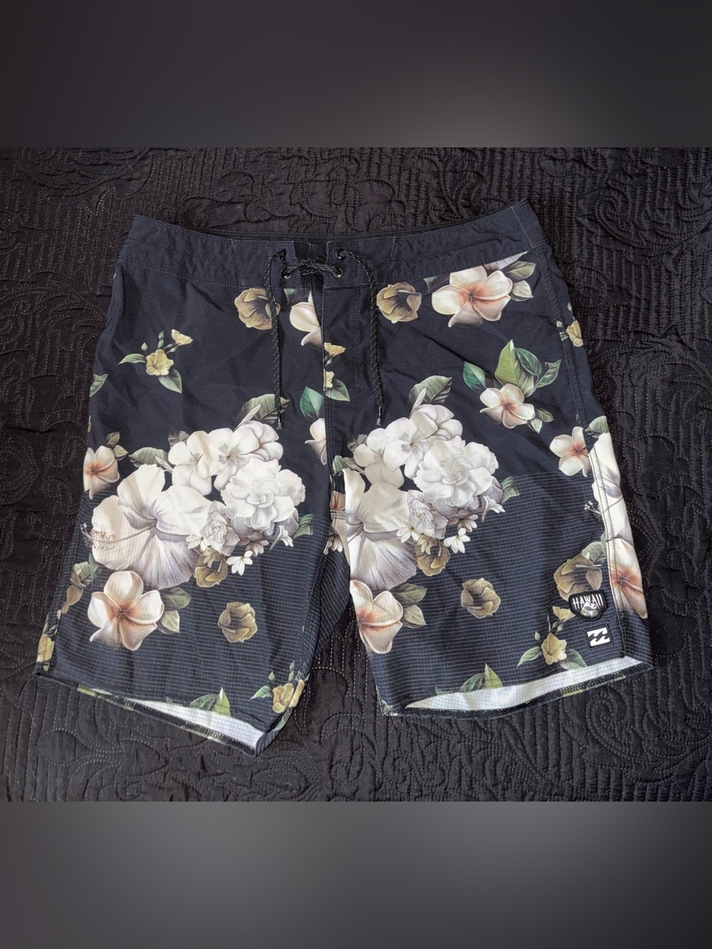 Billabong Black and White Shorts Size 32
